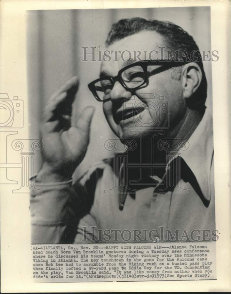 1973 Press Photo Atlanta Falcons football coach Norm Van Brocklin talks to media- Historic Images