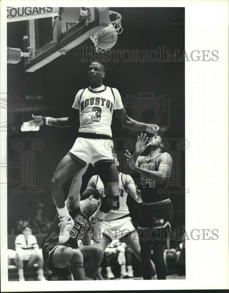 1988 Press Photo U of Houston basketball player Craig Upchurch makes slum dunk- Historic Images