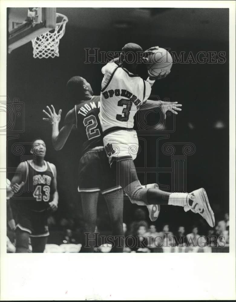 1988 Press Photo U of Houston basketball player Craig Upchurch drives to basket- Historic Images