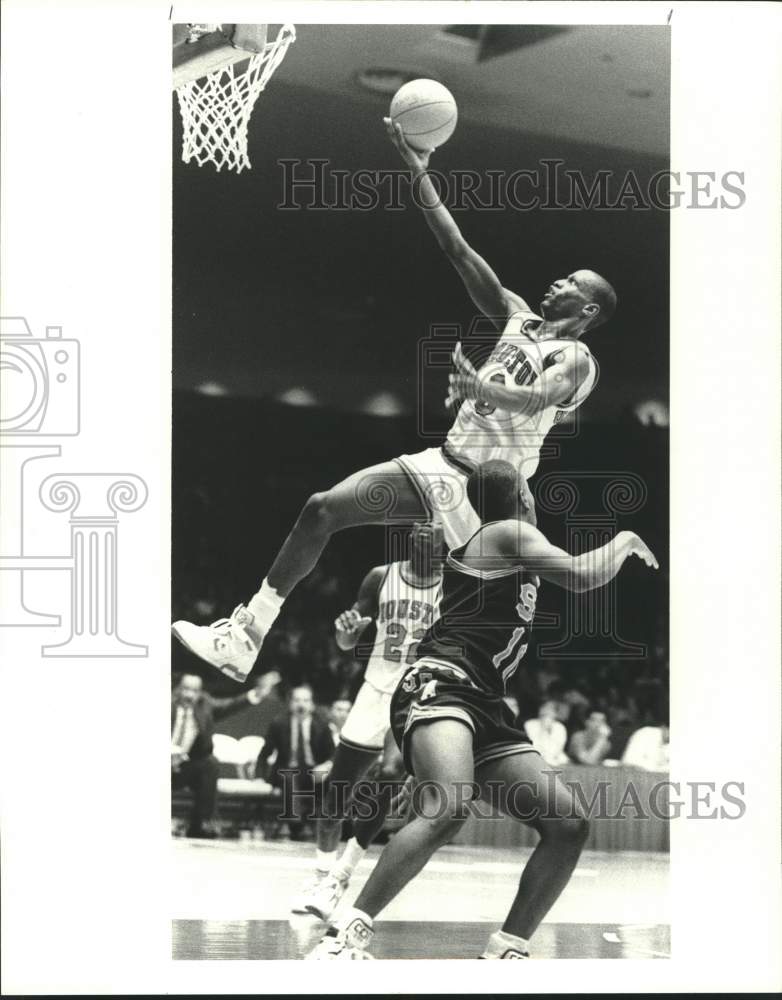 1988 Press Photo U of Houston basketball player Craig Upchurch goes up for shot- Historic Images