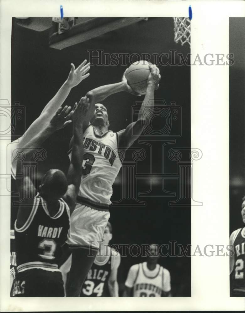 1989 Press Photo Houston basketball player Craig Upchurch shoots around defender- Historic Images