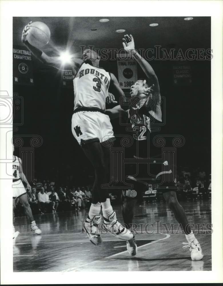 1990 Press Photo U of Houston basketball player Craig Upchurch grabs rebound- Historic Images