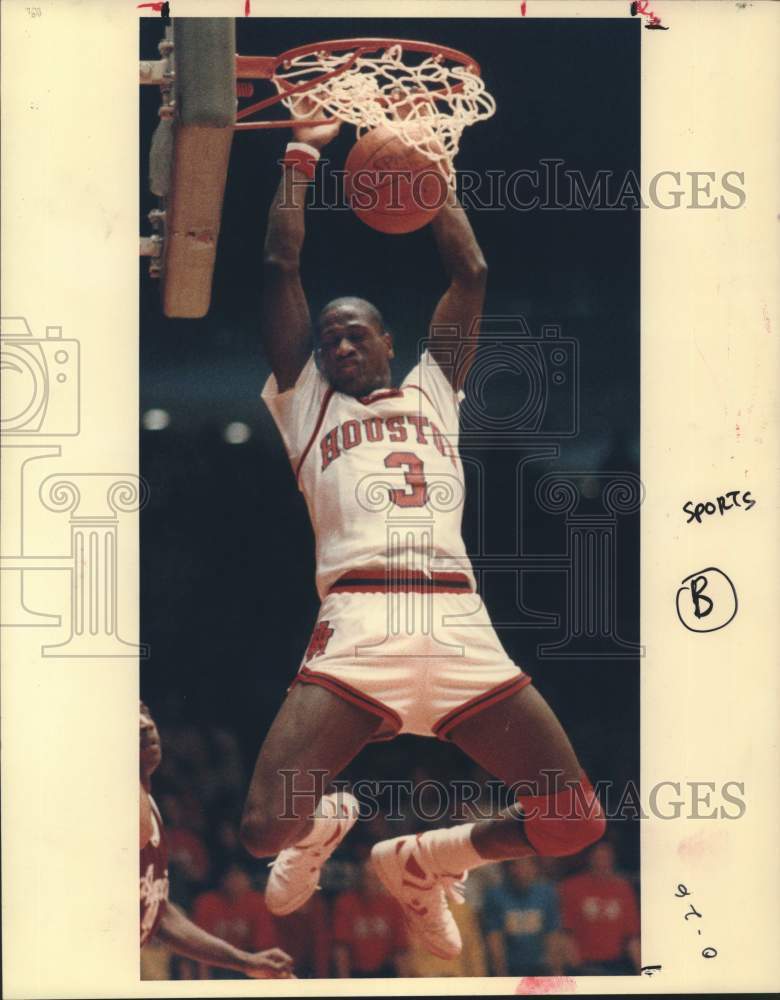 1988 Press Photo U of Houston basketball player Craig Upchurch slam dunks ball- Historic Images