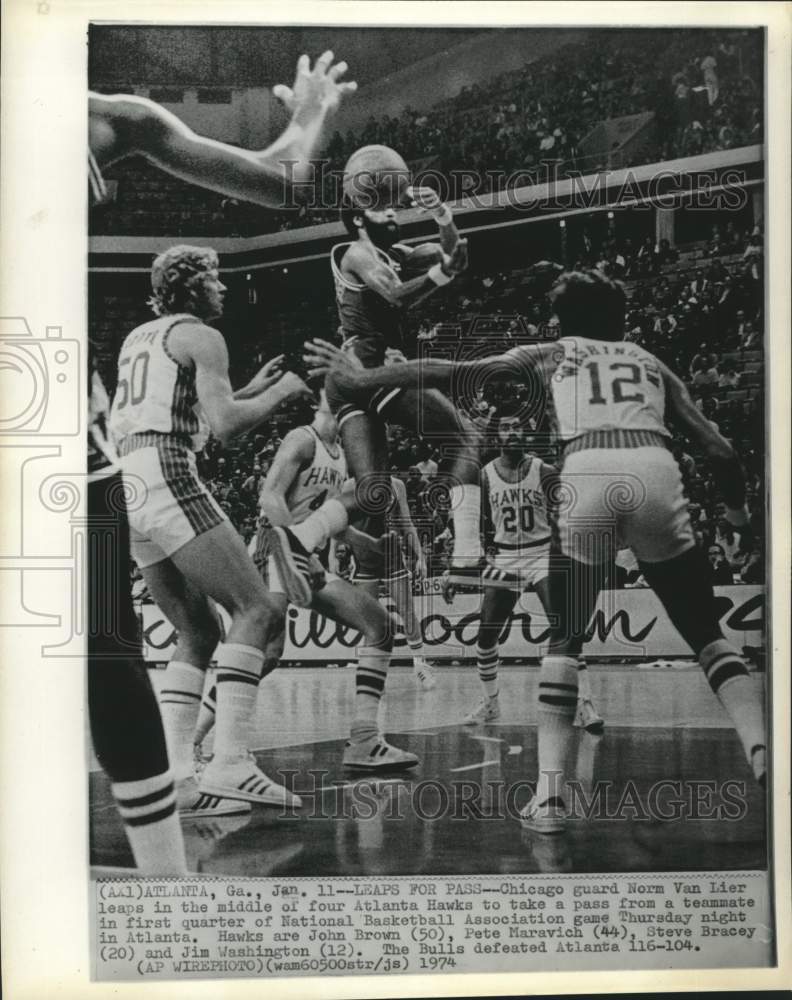 1974 Press Photo Chicago Bulls and Atlanta Hawks play NBA basketball in Atlanta- Historic Images