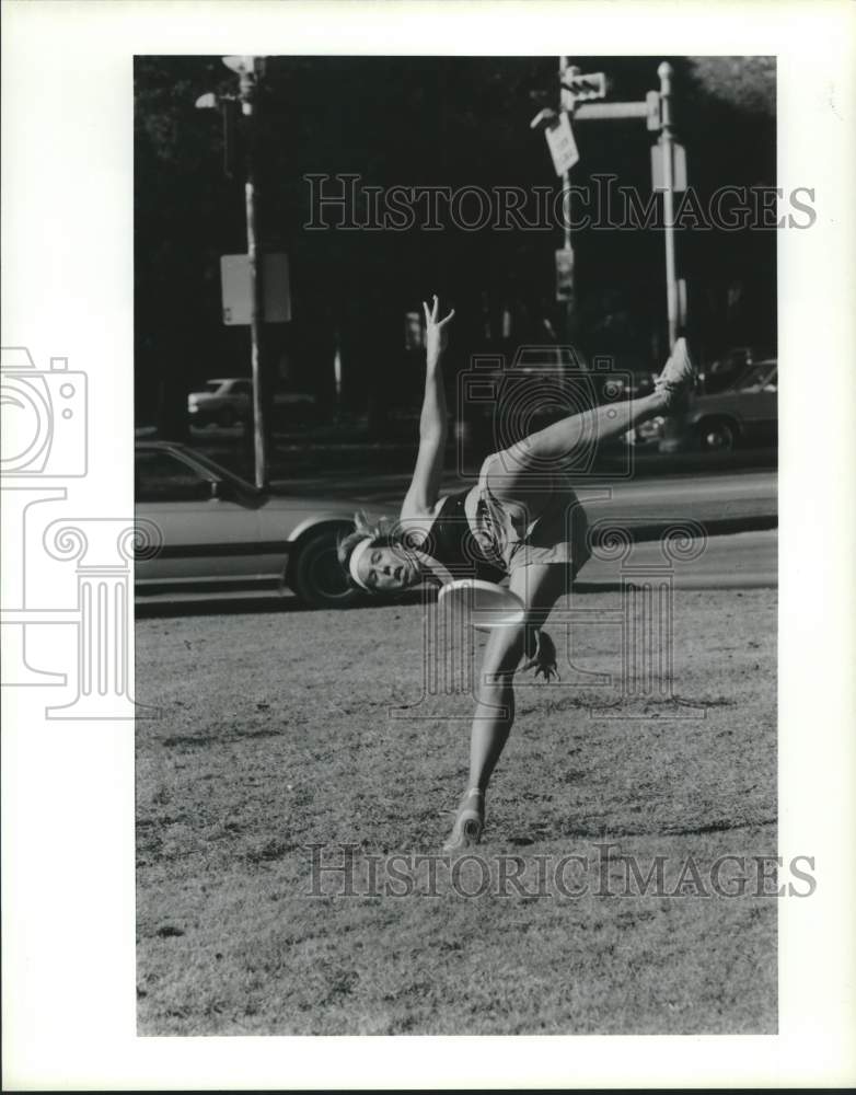 1990 Press Photo Freestyle Frisbee competitor Carla Vargo in Hermann Park- Historic Images
