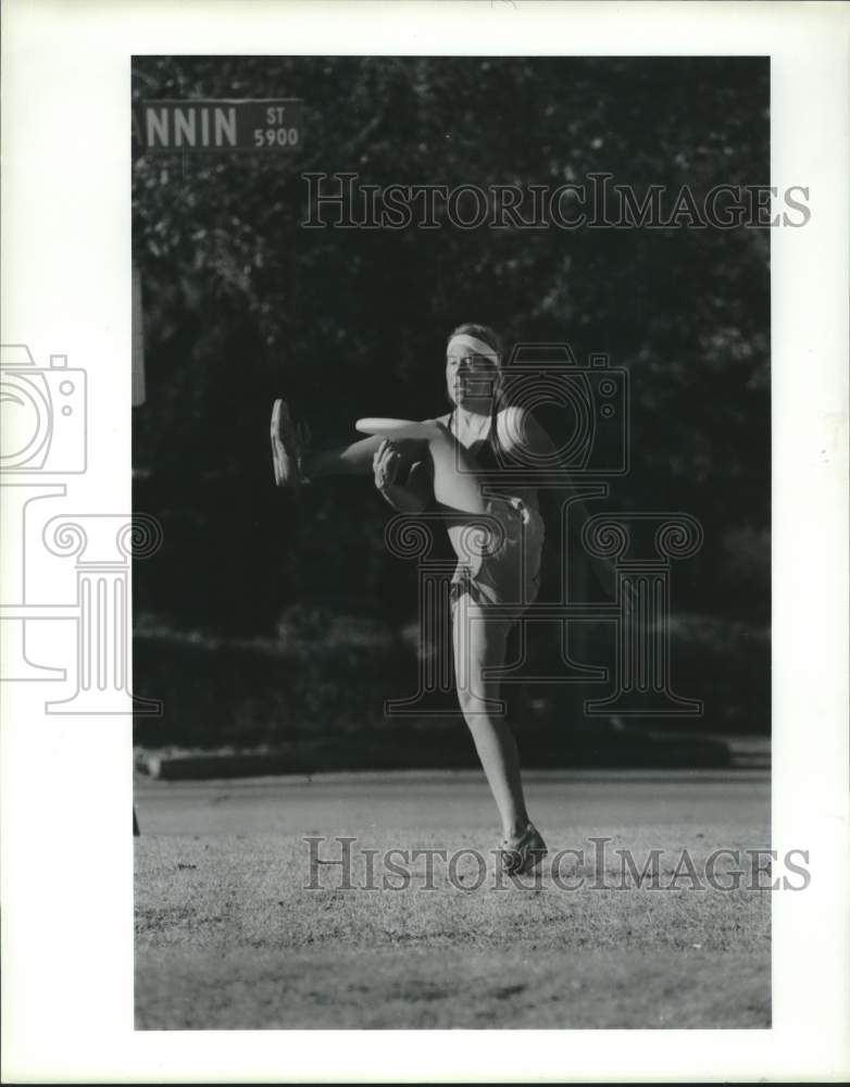 1990 Press Photo Freestyle Frisbee competitor Carla Vargo in Hermann Park- Historic Images