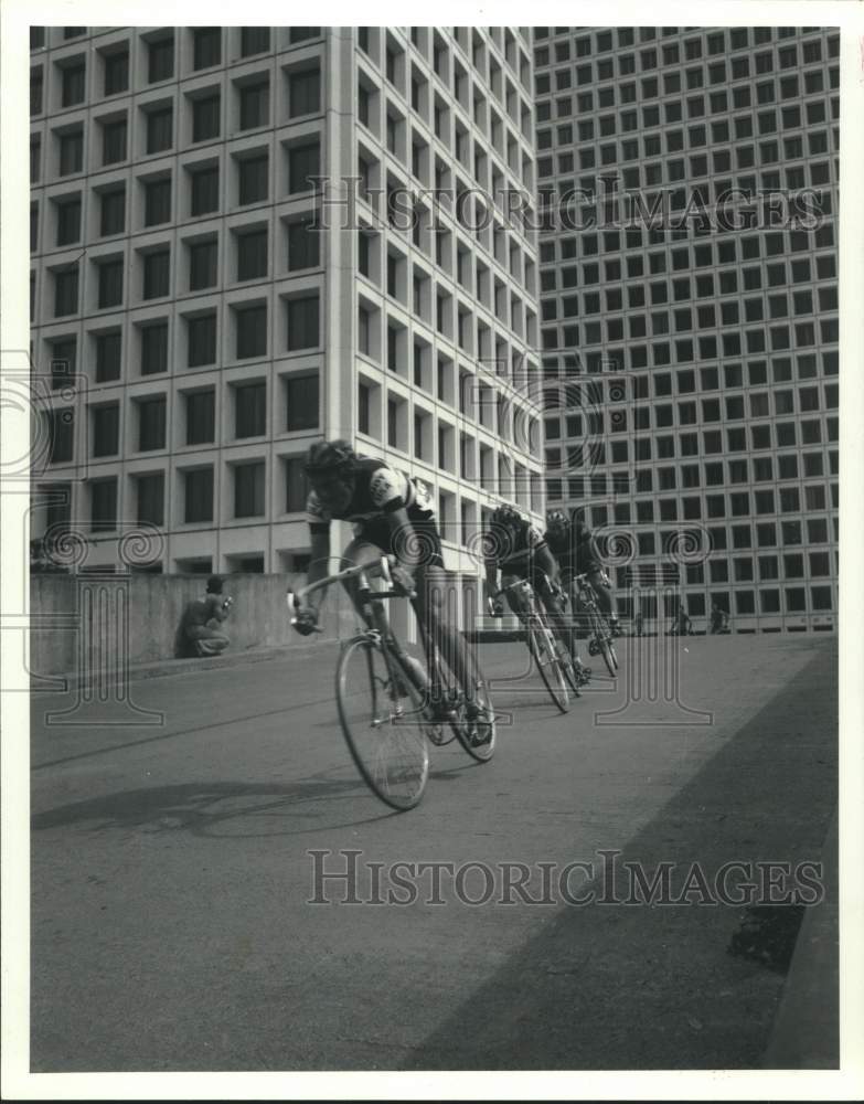 1982 Press Photo Cyclist John Howard leads David Mayer and Gary Holder in race- Historic Images