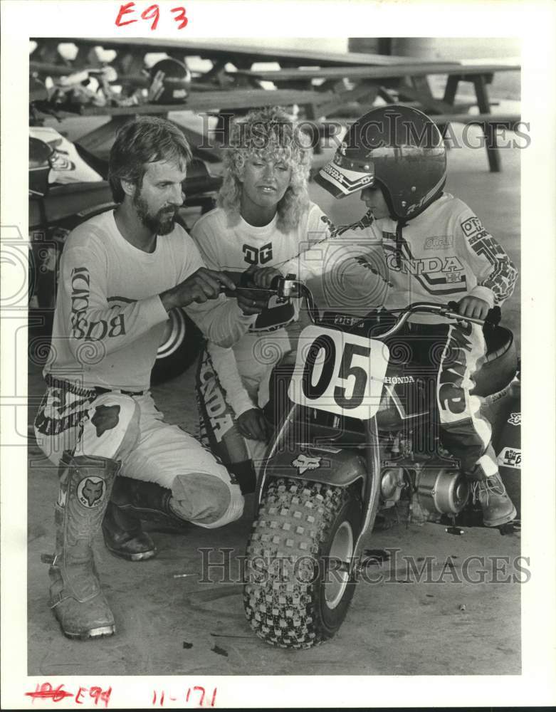 1983 Press Photo Mr Kretschmar helps son Casey on his three-wheeler before race- Historic Images