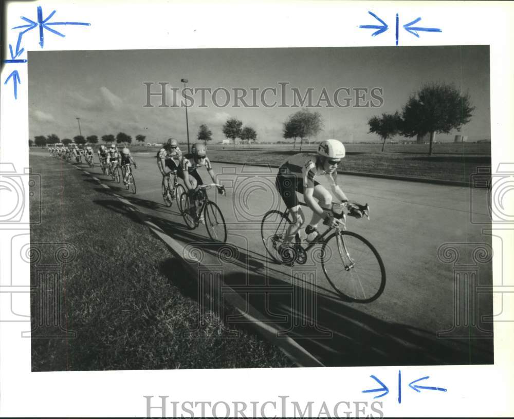 1988 Press Photo Bikers race along a track west of Sam Houston Tollway- Historic Images