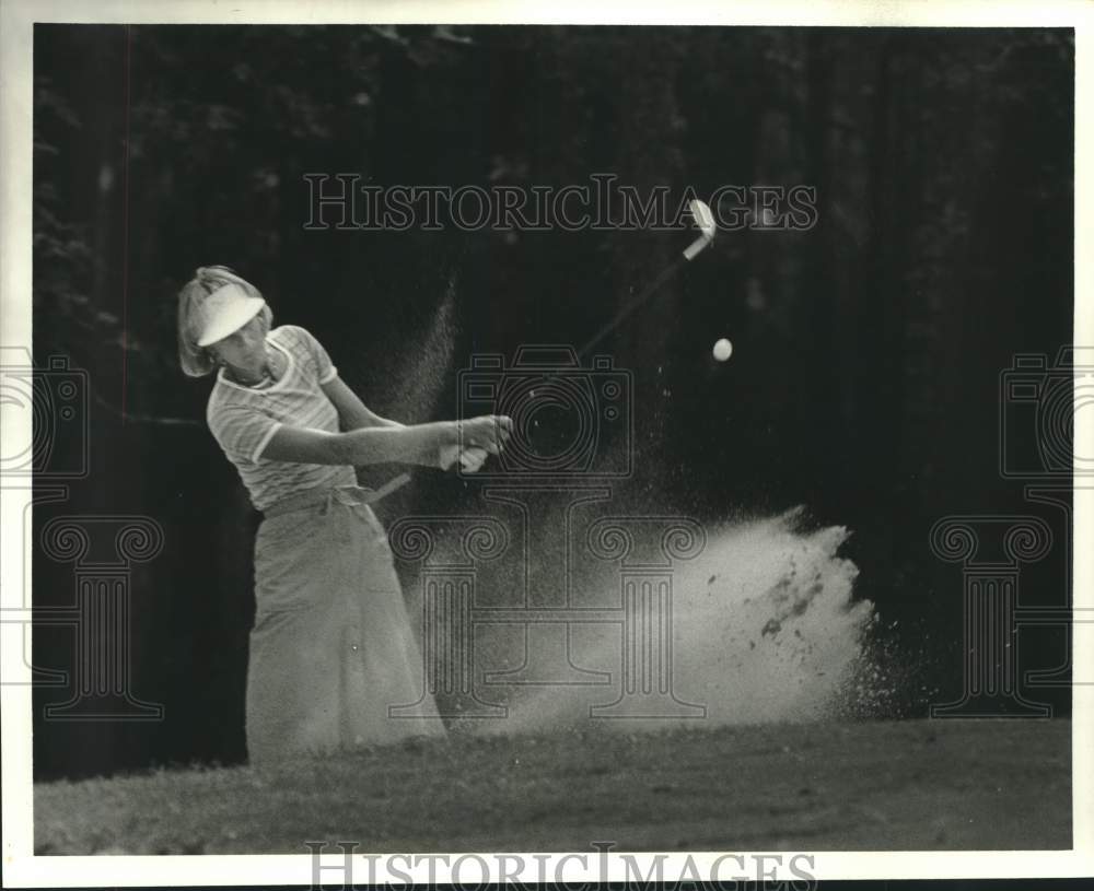 1977 Press Photo Golfer Carol Mann hits from a sandtrap - hcs25467- Historic Images