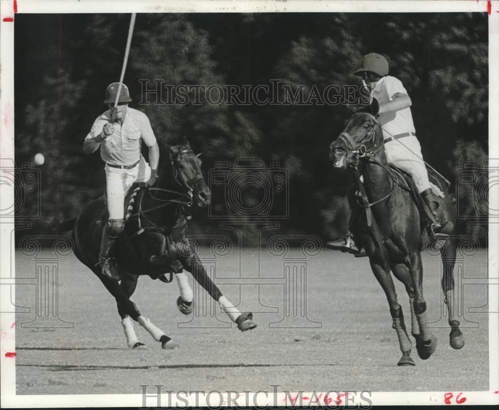 1977 Press Photo Polo players Fortunato Gomez &amp; Steve Gose play in Houston- Historic Images