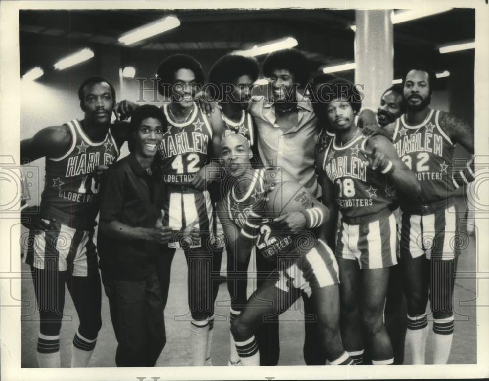 1980 Press Photo Actors Kevin Hooks, Byron Stewart with the Harlem Globetrotters- Historic Images