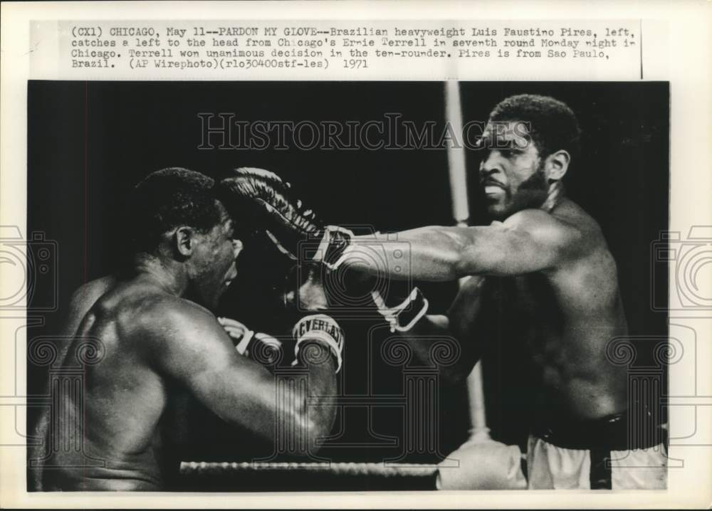 1971 Press Photo Boxers Luis Faustino Pires and Ernie Terrell in Chicago- Historic Images