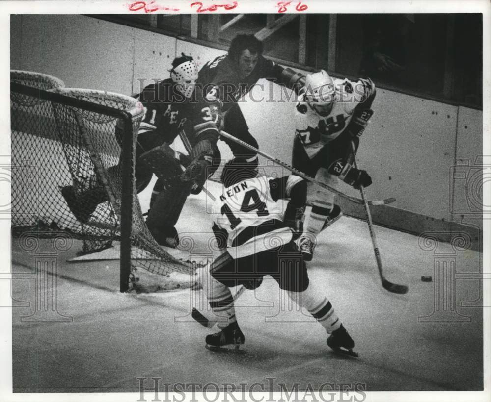 1978 Press Photo Houston Aeros hocky goalie Ernie Wakely in action - hcs25632- Historic Images