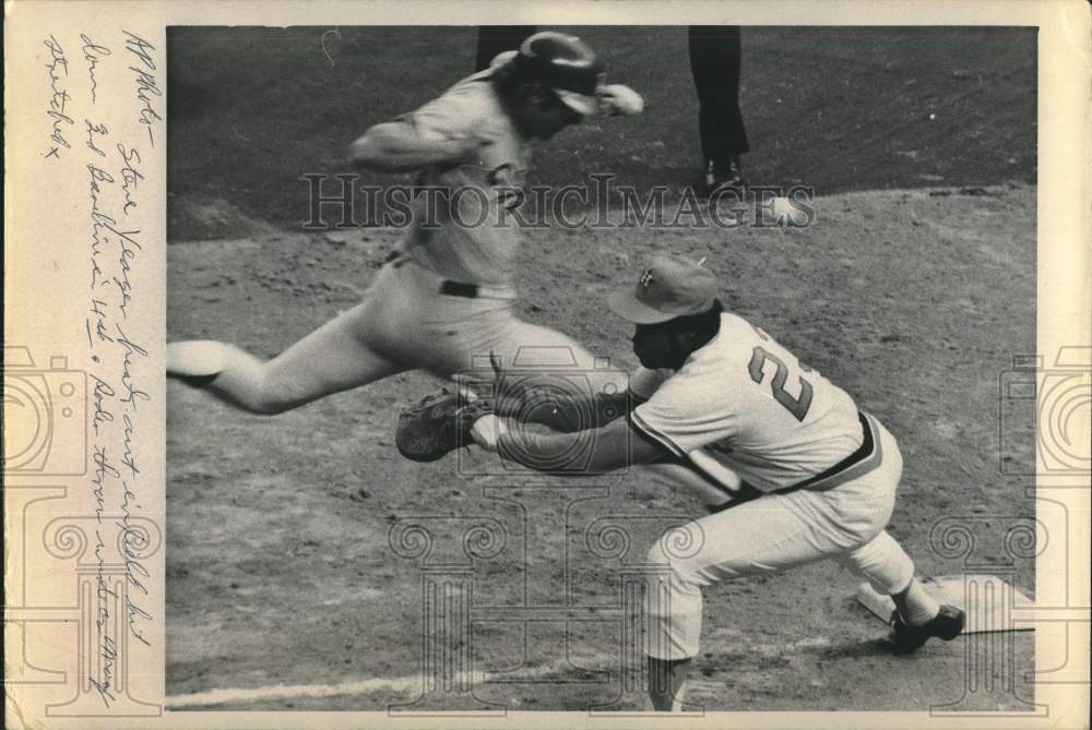 1974 Press Photo Baseball player Steve Yeager runs for an infield hit vs. Astros- Historic Images