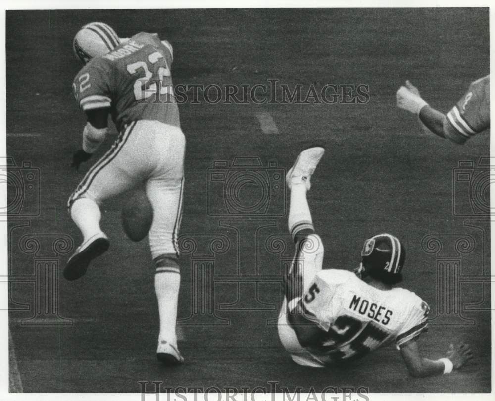 1977 Press Photo Denver Broncos and Houston Oilers play NFL football - hcs25661- Historic Images