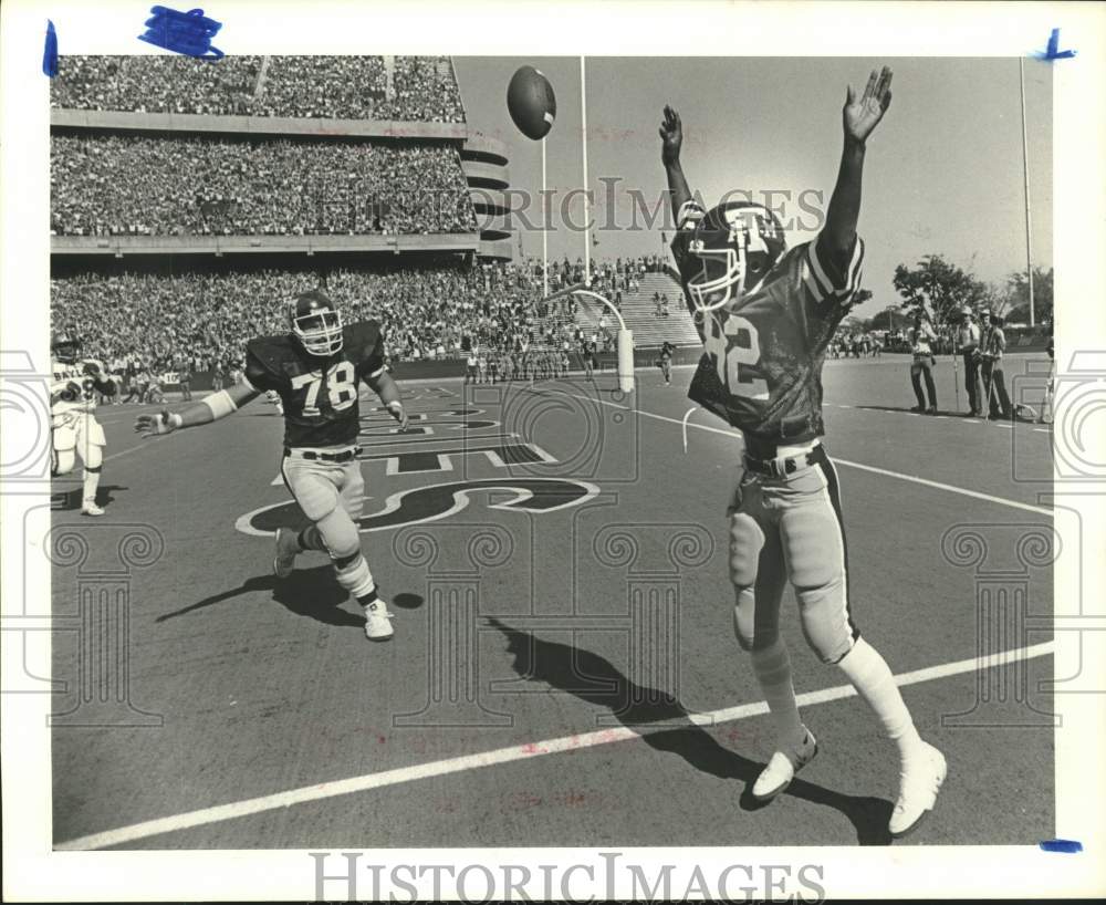 1988 Press Photo Texas A&amp;M football players celebrate a touchdown vs. Baylor- Historic Images