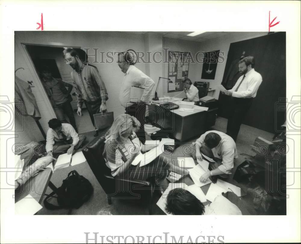 1987 Press Photo Reporters read a Texas A&amp;M athletic department report- Historic Images