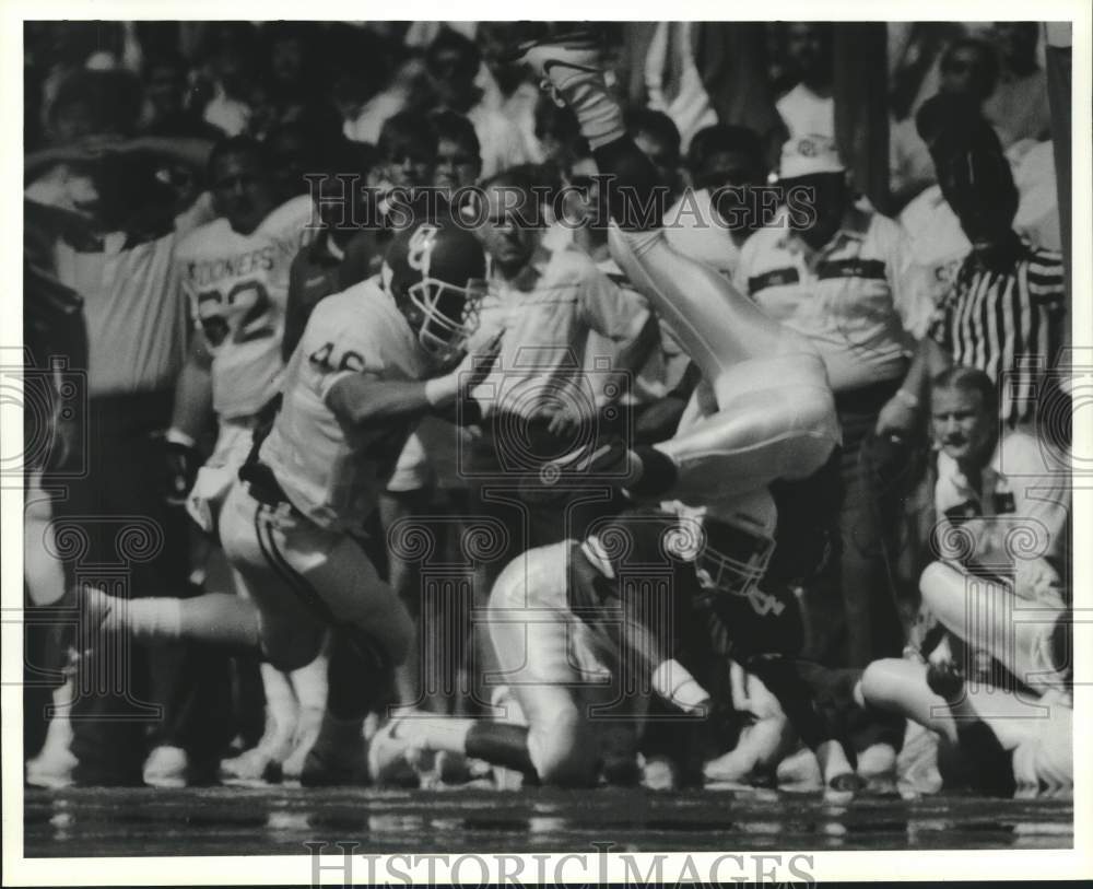 1987 Press Photo Texas football player Eric Metcalf is tackled in first half- Historic Images