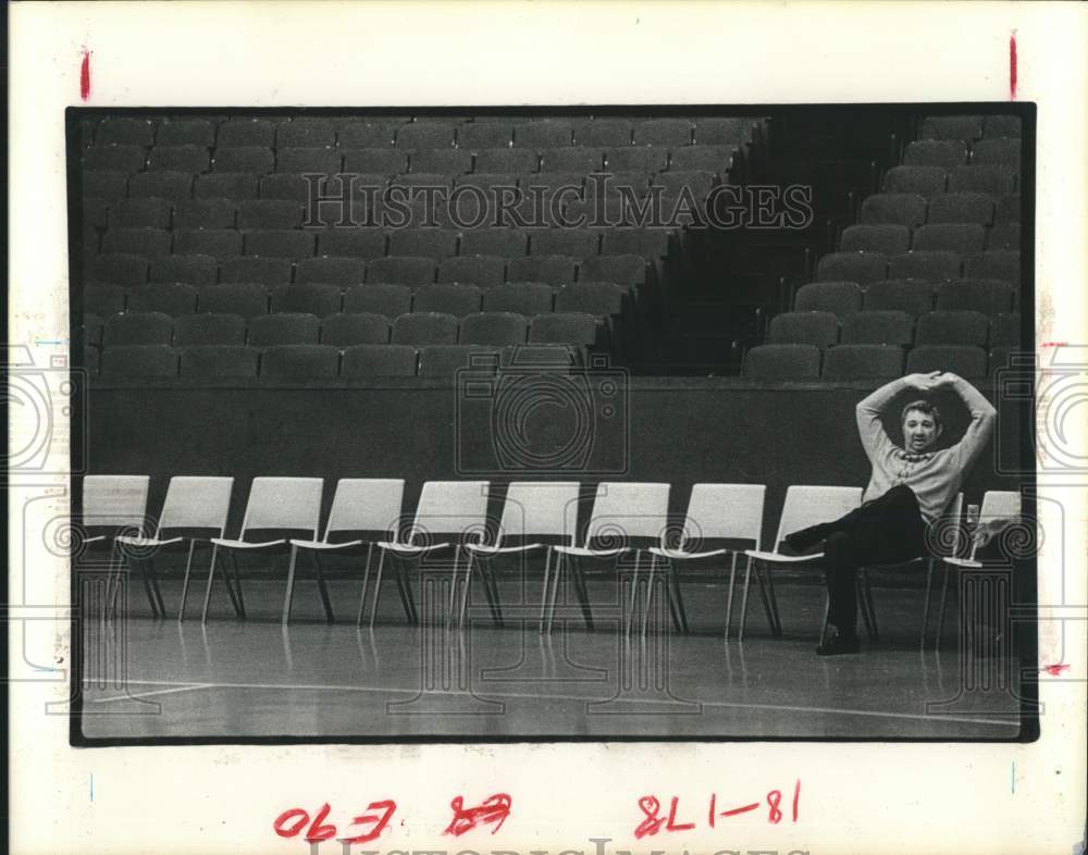 1976 Press Photo Texas A&M U basketball Shelby Metcalf sits on chair- Historic Images