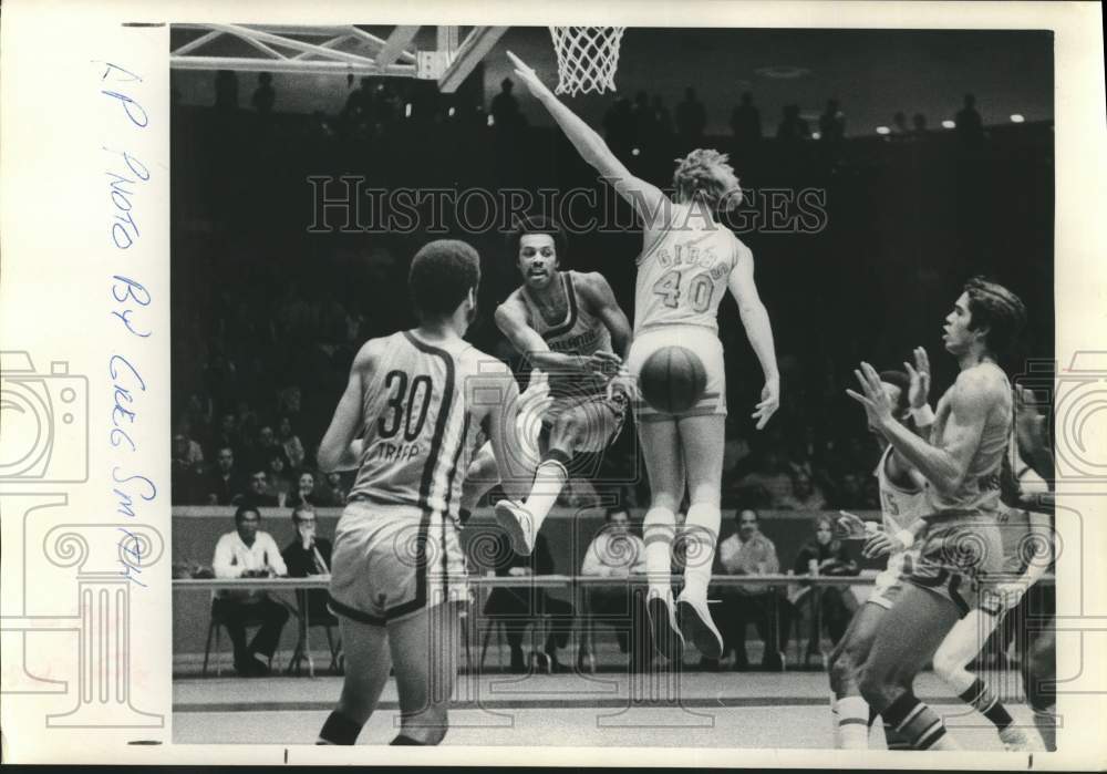 1972 Press Photo Atlanta Hawks basketball player Herm Gilliam passes behind #40- Historic Images