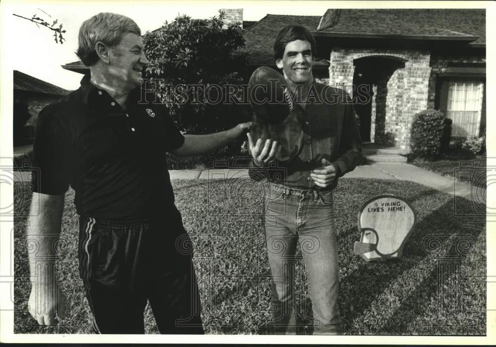 1984 Press Photo Houston Gamblers football coach Ray Alborn hands ball to son- Historic Images