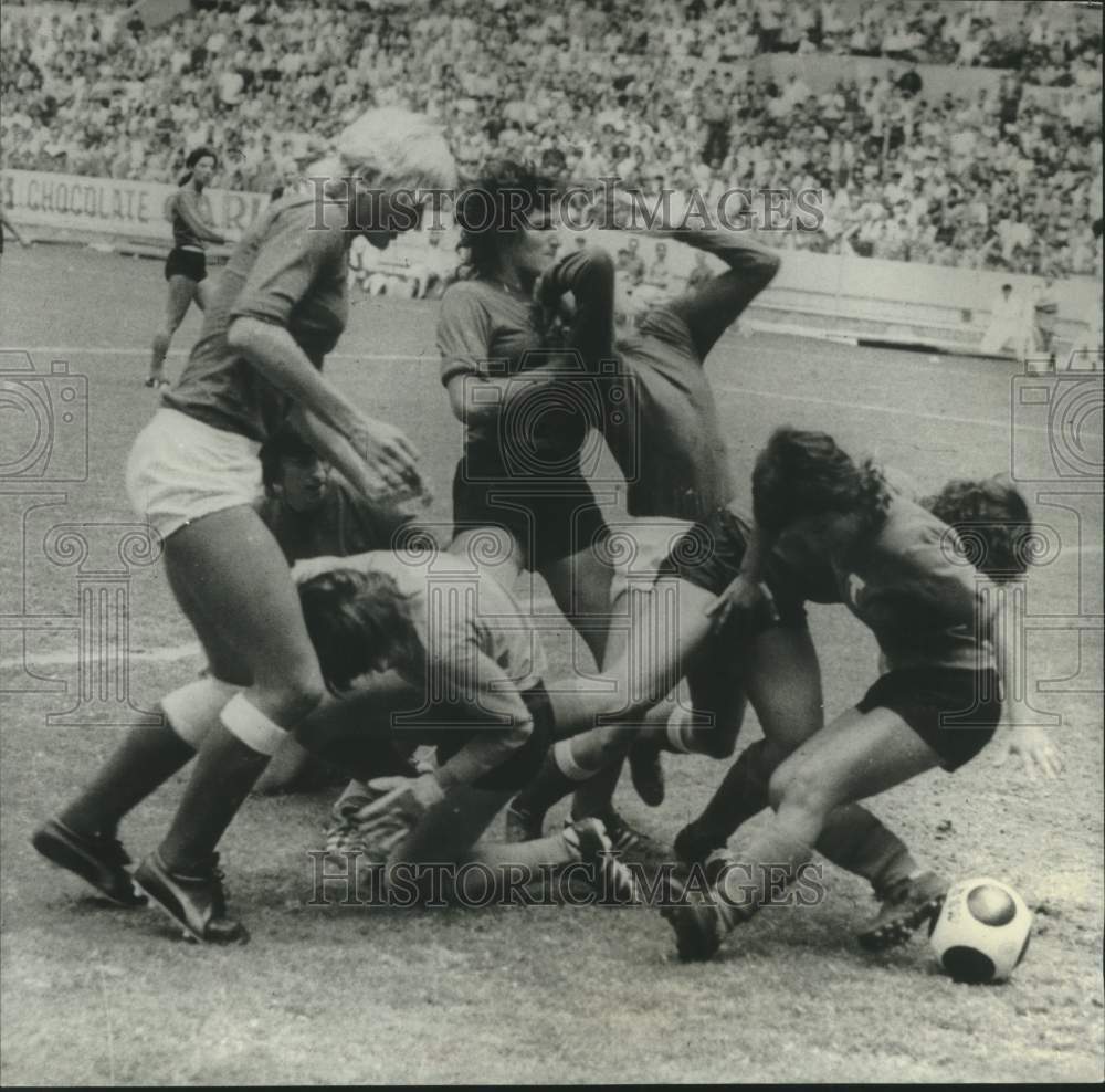 1972 Press Photo Soccer players collide as they battle for control of the ball- Historic Images