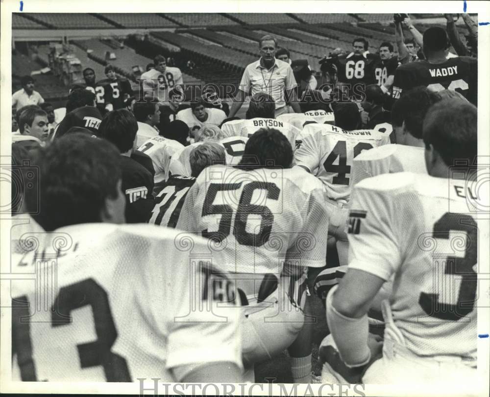 1984 Press Photo Texas Christian football coach Jim Wacker and team in Astrodome- Historic Images