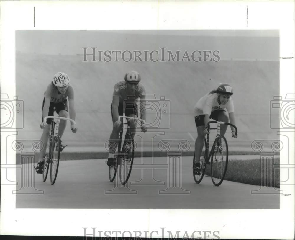 1990 Press Photo Rice cyclists Garrick Mitchell, Alex Anselm, Sarah Shier- Historic Images