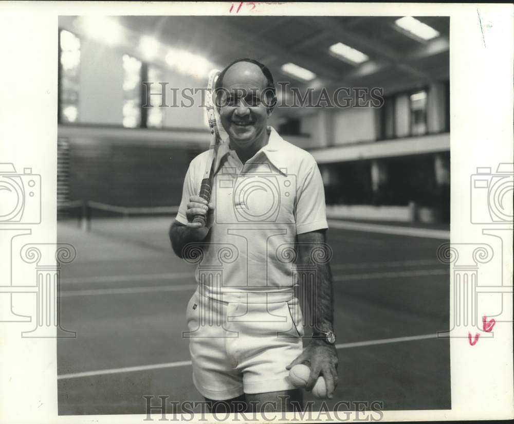 1975 Press Photo Lex Vinson, head tennis professional at The Woodlands court- Historic Images