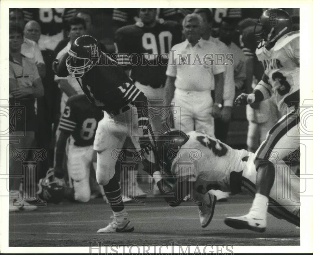 1987 Press Photo U of Houston football quarterback Andre Ware is tackled by #86- Historic Images