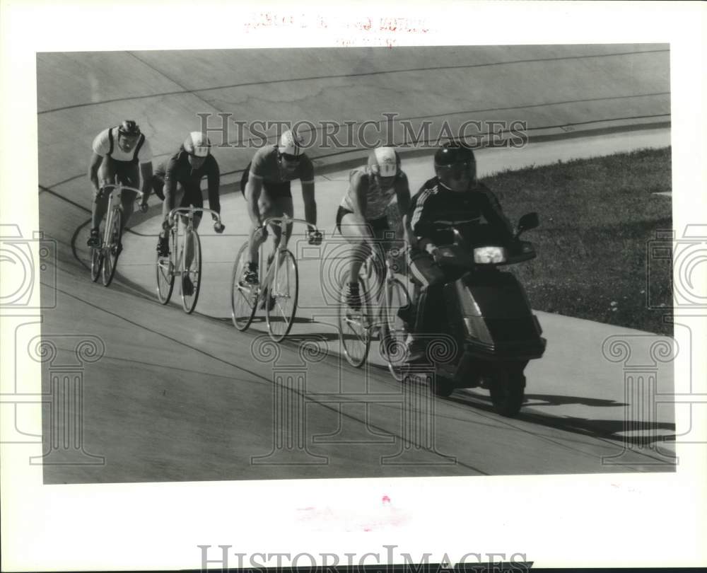 1989 Press Photo Four Soviet bicycle racers follow at Alkek Velodrome TX- Historic Images