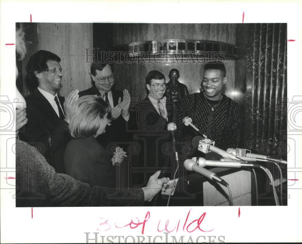 1989 Press Photo UH QB Heisman Trophy winner Andre Ware lauded by mayor, council- Historic Images