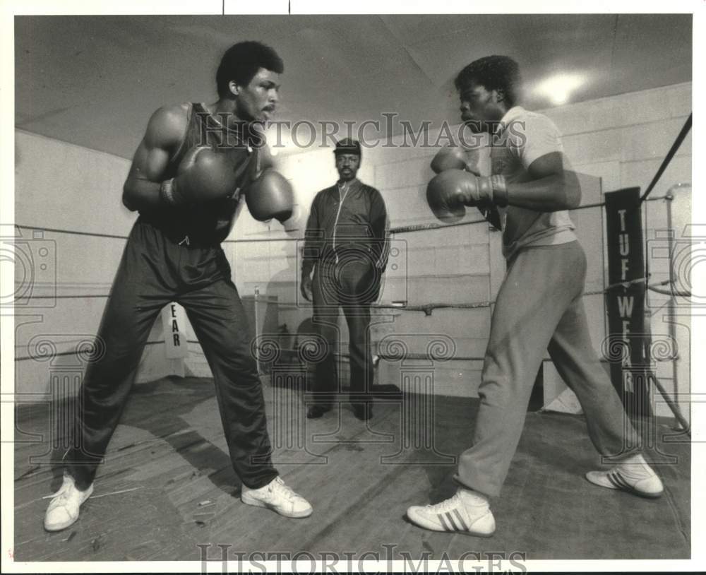 1987 Press Photo Boxing&#39;s Rev. Roy Martin watches Gregory Ward spar at PABA gym- Historic Images