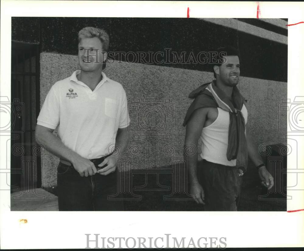 1987 Press Photo QB John Witkowski heads for Oilers to rejoin replacement team- Historic Images