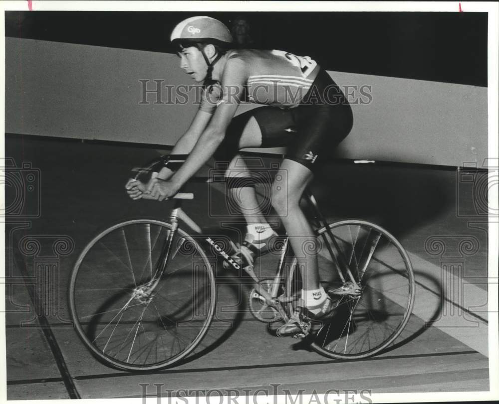 1990 Press Photo Bicycle racer Dave Vallade, from Houston, rides on track- Historic Images