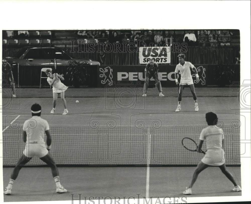 1984 Press Photo Tennis player Vince Van Patten plays in a mixed doubles match- Historic Images