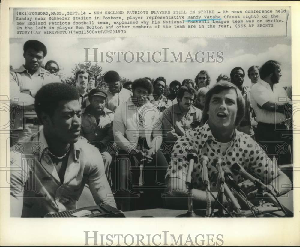 1975 Press Photo Patriots players rep Randy Vataha explains strike participation- Historic Images
