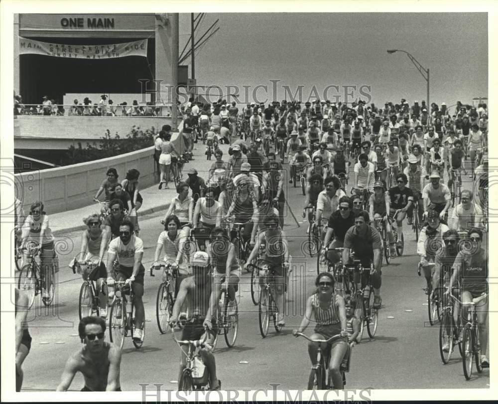 1984 Press Photo Large group of bicyclists ride on road in Main Street Bike Ride- Historic Images