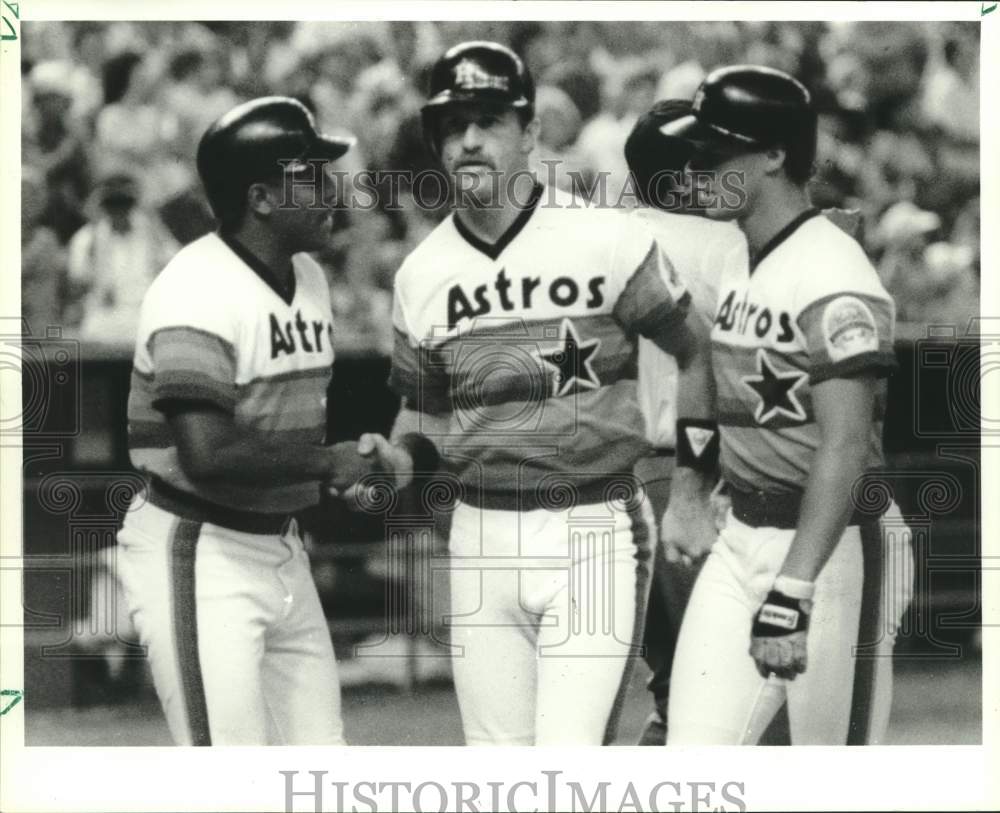 1986 Press Photo Houston Astros baseball player Denny Walling is greeted by team- Historic Images