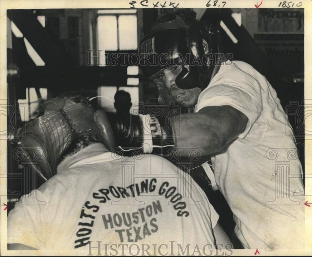 1969 Press Photo Boxer Roy &quot;Cookie&quot; Wallace, sparring in Houston - hcs25893- Historic Images