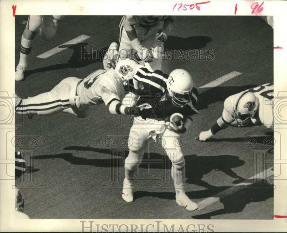 1977 Press Photo A&amp;M football player David Walker in action - hcs25900- Historic Images