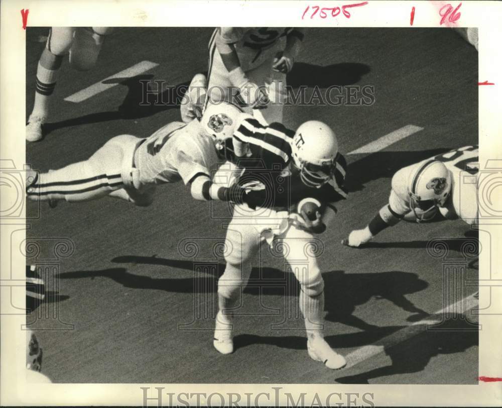 1977 Press Photo A&M football player David Walker in action - hcs25900- Historic Images
