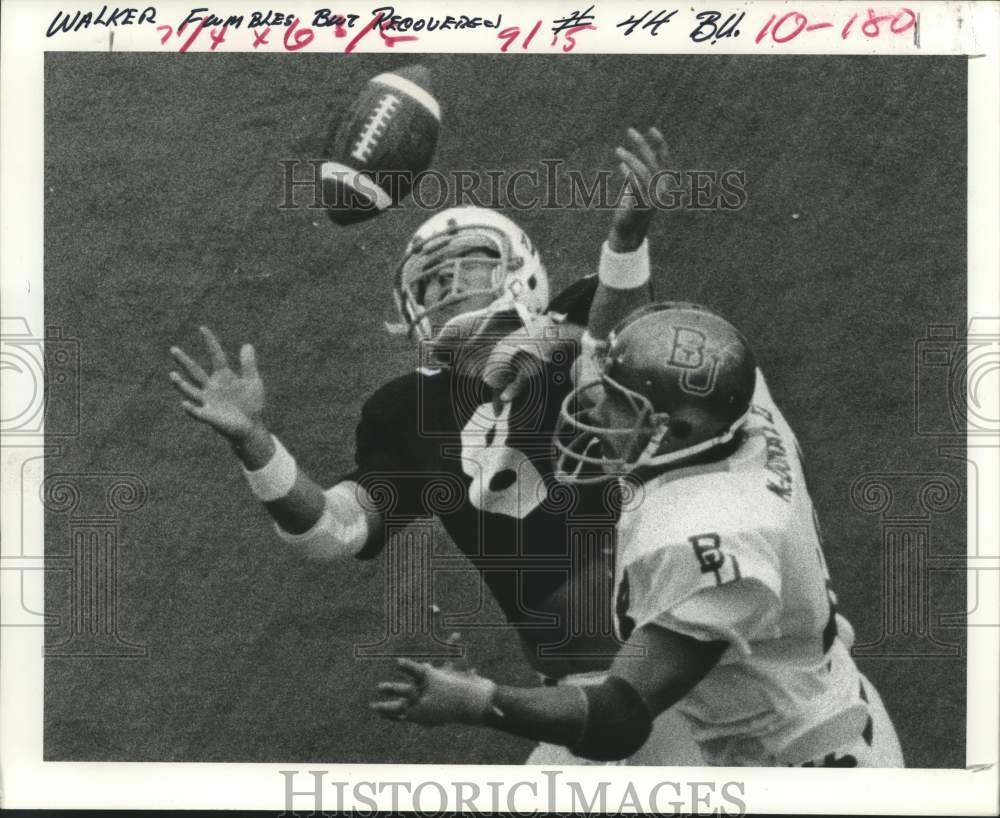 1977 Press Photo A&amp;M&#39;s David Walker recovers own fumble despite Baylor&#39;s #44- Historic Images