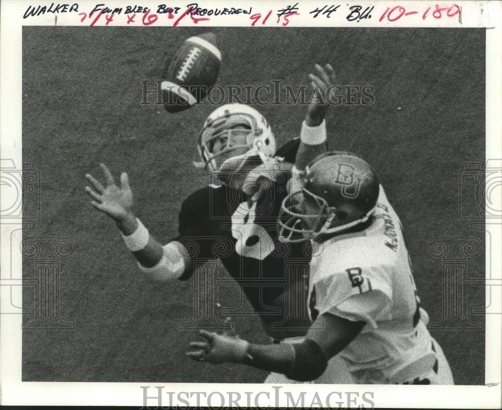 1977 Press Photo A&M's David Walker recovers own fumble despite Baylor's #44- Historic Images