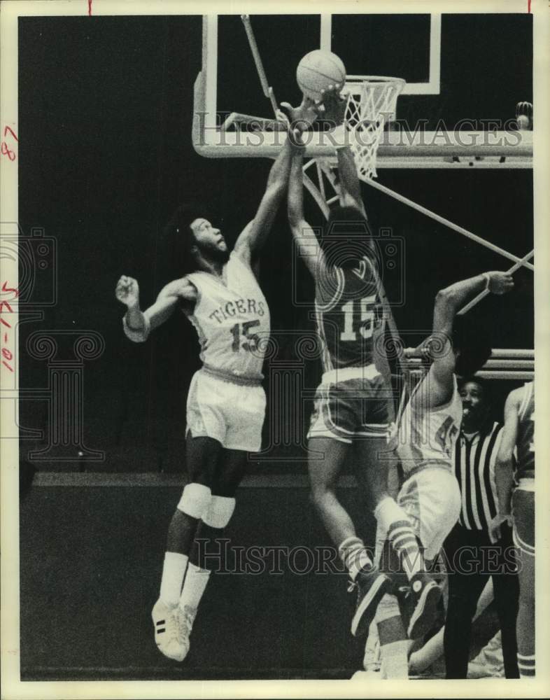 1975 Press Photo Houston basketball player fights for ball under the net- Historic Images