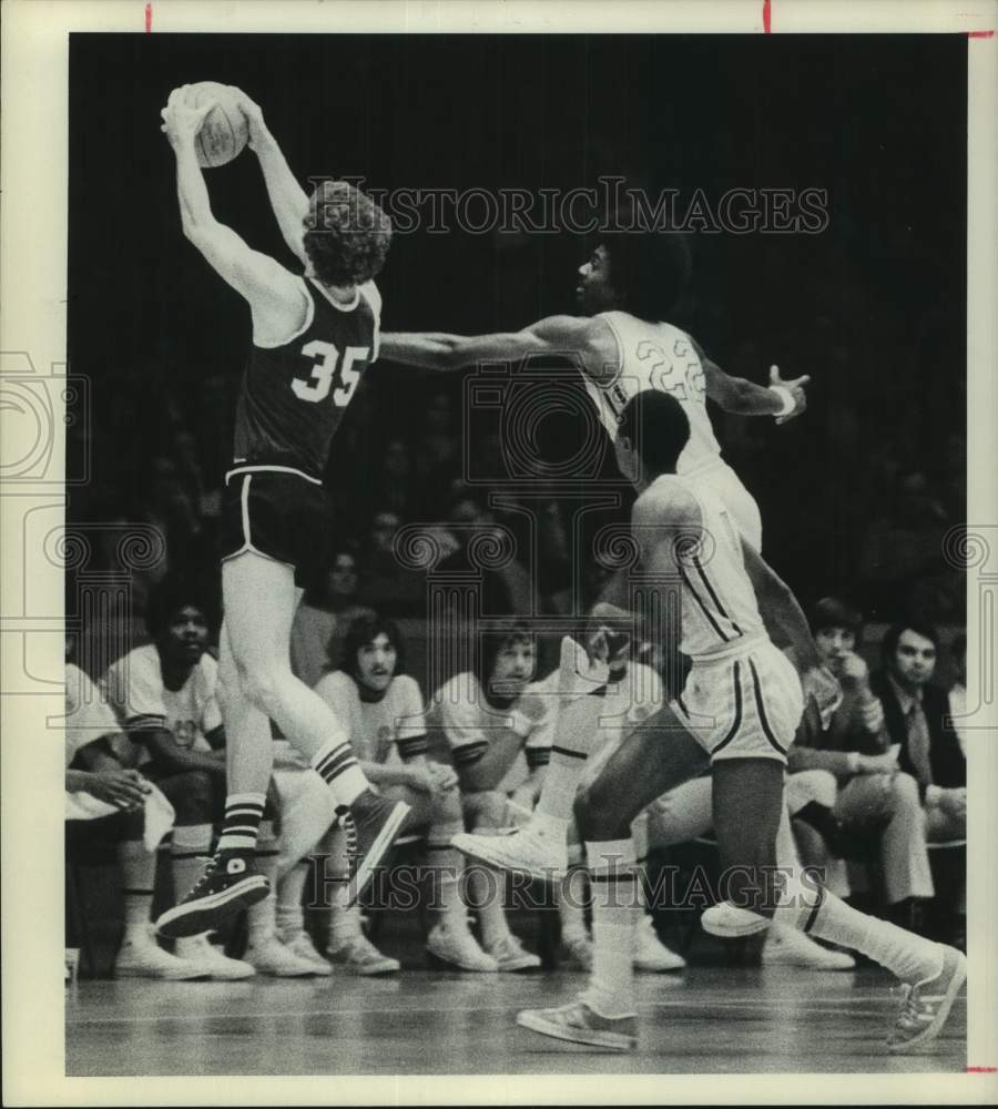 1973 Press Photo Houston basketball defensive players try to block shot- Historic Images