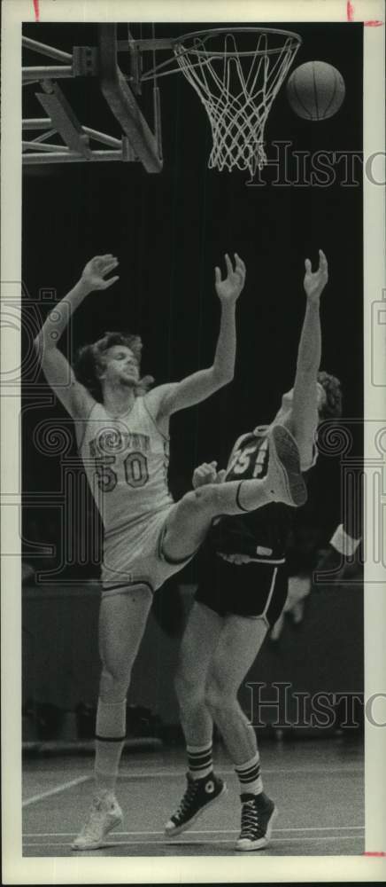 1973 Press Photo University of Houston basketball player goes up for rebound- Historic Images