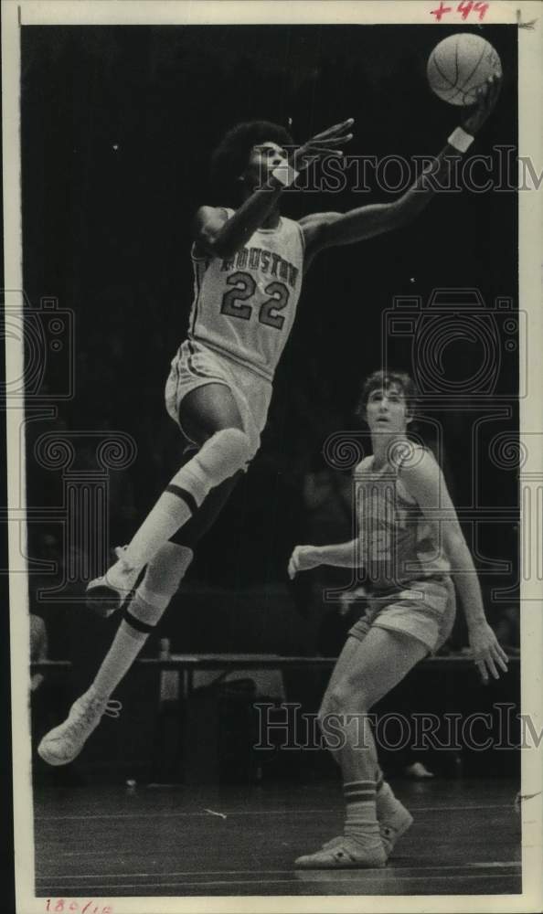 1973 Press Photo Houston basketball forward Louis Dunbar heads for the net- Historic Images