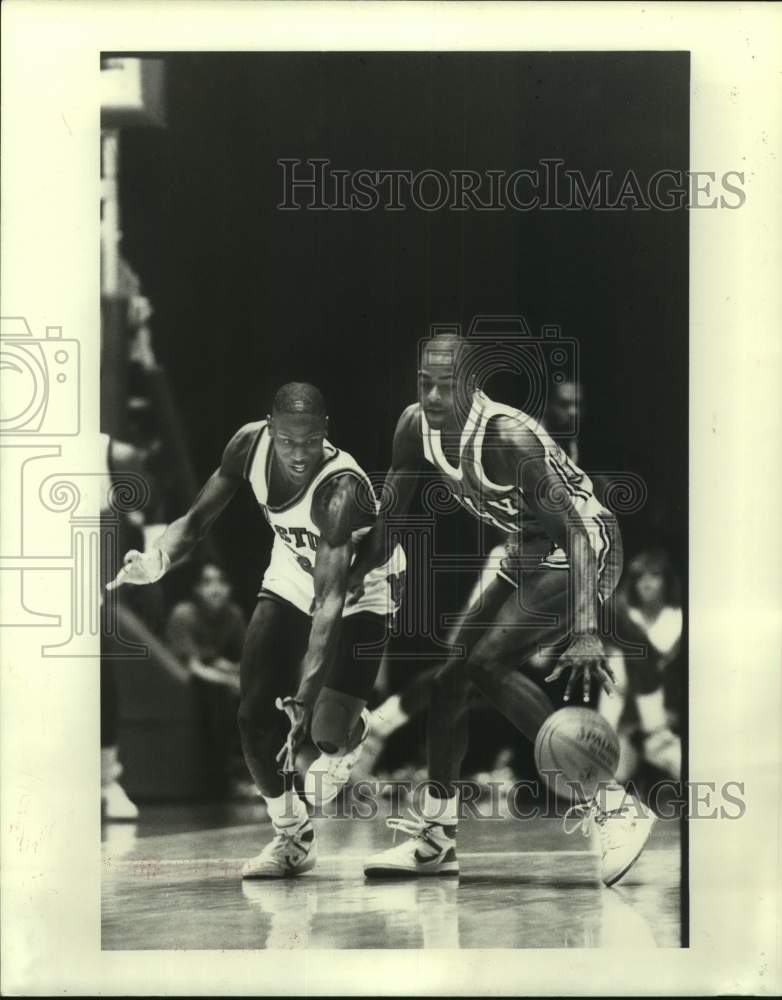 1987 Press Photo University of Houston basketball player attempts a steal- Historic Images